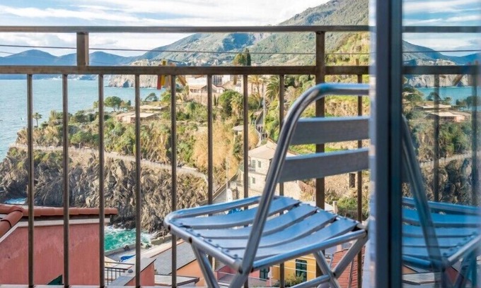 Manarola Apartment | Elegant Apartment Belvedere in Manarola - Pet Friendly & Cozy