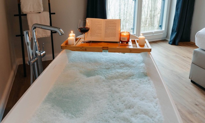 Ratzeburg Apartment | Idyllic Retreat: Forest-Lake Apartment with Bathtub & Pool