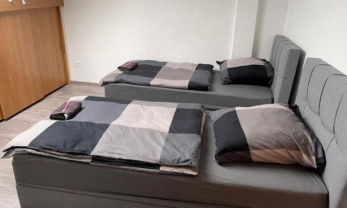 Katernberg Apartment | Budget-Friendly Apartment with 5 or 6 Single Beds
