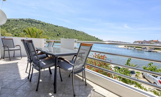 Podglavica Apartment | Oceanfront Apartment Bosiljka: Perfect for Family Retreats