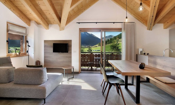 Livigno Apartment | Cozy Apartment 'Botton D'oro Camping Stella Alpina' with Wi-Fi