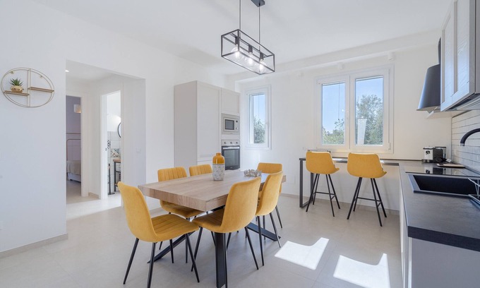 Avola Apartment | Cozy 'Boutique - Sea Family' Apartment with Ocean Views
