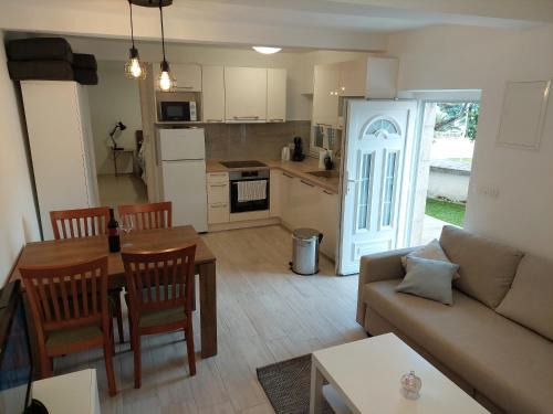 Trpanj Apartment | Pet-Friendly Retreat by Antunovic Winery - Rated 10/10