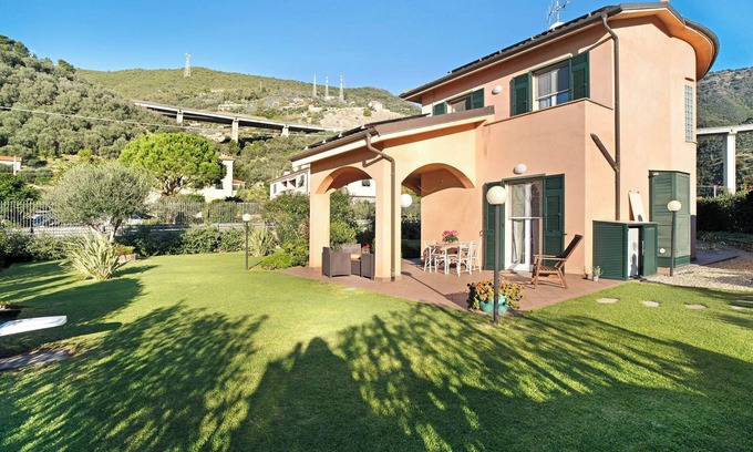 Taggia Apartment | Relaxing Apartment 'Ca' Du Barba' with Garden & Wi-Fi