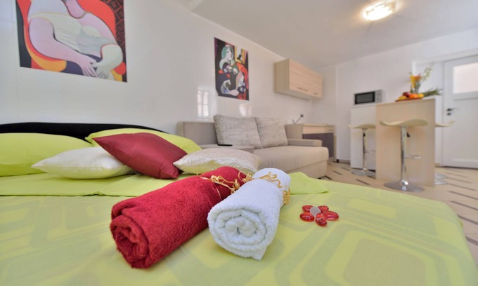 Novigrad Apartment | Cozy Apartment Carpe Diem with Pool and Breakfast Included
