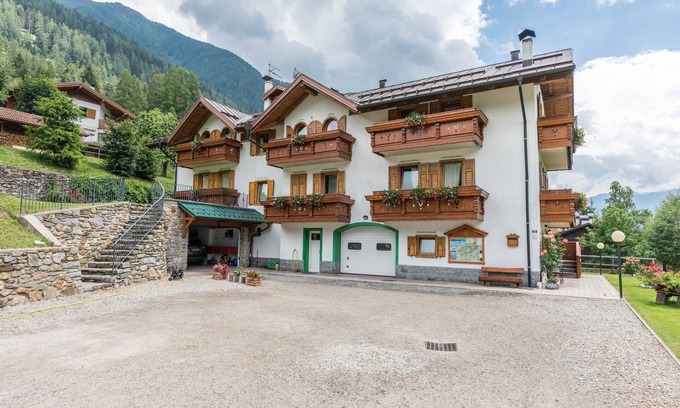 Cogolo Apartment | Relaxing Apartment "Casa Bamby - Cevedale" with Balcony & Garden