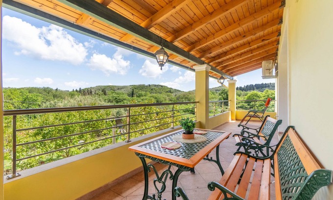 Dafnata Apartment | Cozy Apartment 'Casa D'Irene' with Mountain View & Wi-Fi