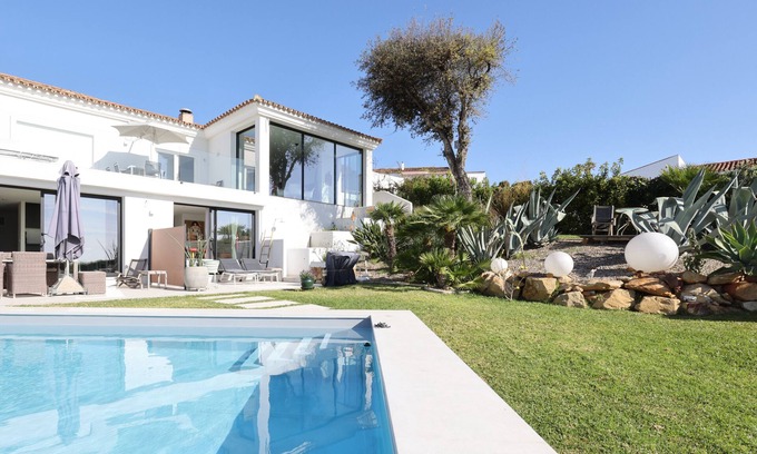 San Roque Apartment | Casa Domino 1: Oceanfront Apartment with Pool & Terrace