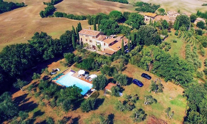 Murlo Apartment | Apartment 'Casa Gialla A Murlo' with Shared Pool, Wi-Fi and Air Conditioning
