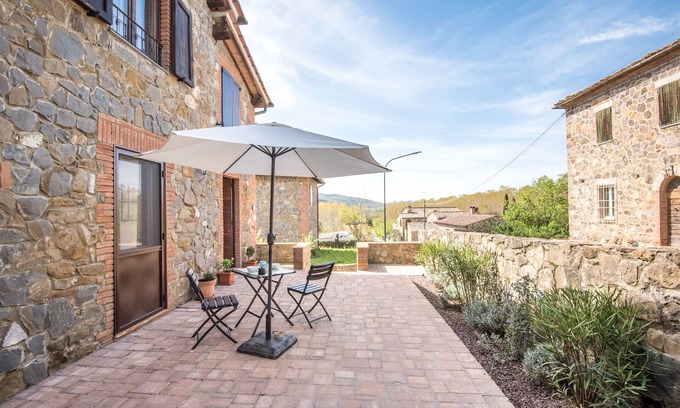 Murlo Apartment | Explore Casa Rossa: Cozy Retreat in Tuscan Countryside