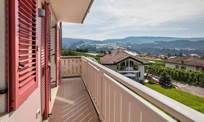 Brez Apartment | Cozy Apartment 'Casa vacanze Rosa 2' with Mountain Views