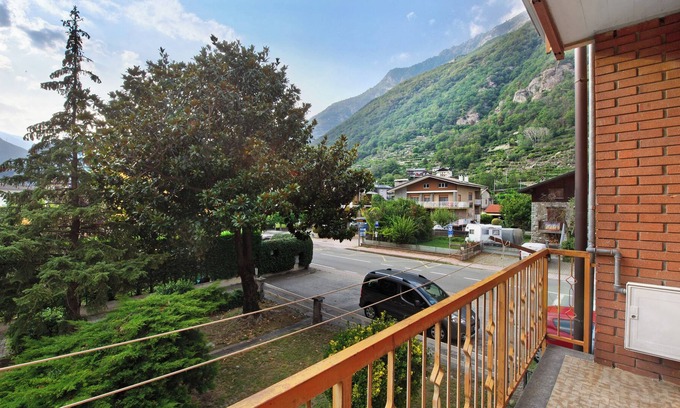 Donnas Apartment | Apartment "Casa Vicky" with Mountain View & Balcony