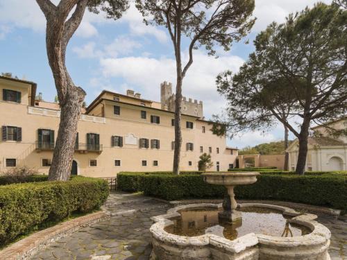 Torrimpietra Apartment | Cozy Apartment Castello di Torre in Pietra for Families