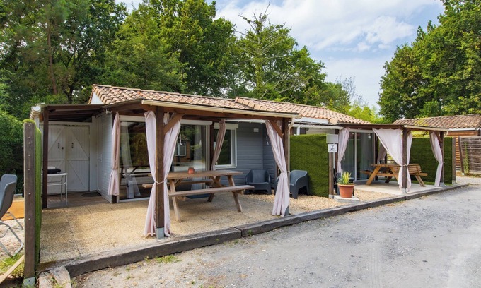 La Teste-de-Buch Apartment | Relaxing Retreat at Chalet A Village Vacances with Pool