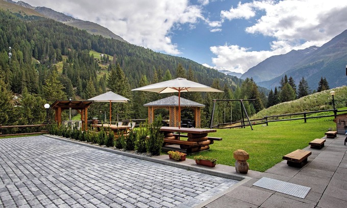 Santa Caterina Valfurva Apartment | Cozy Chalet Primula 5 with Mountain View and Shared Garden