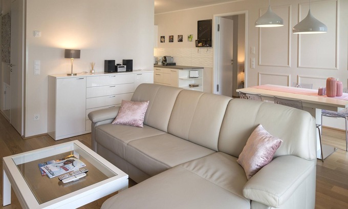 Landstrasse Apartment | Charming Apartment in Central Vienna with Pool & Breakfast