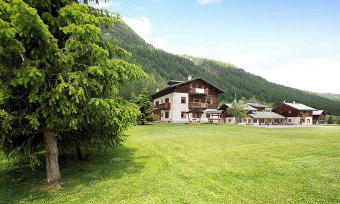 Livigno Apartment | Scenic Apartment Cirmolo Chalet Cambra with Garden & Wi-Fi