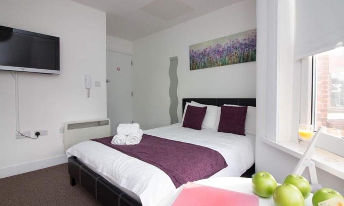 Eastleigh Apartment | Top-Rated Apartment Near Airport & Transport Links