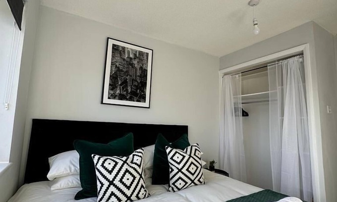 Borehamwood Apartment | Convenient Apartment Near the Studios with Family Amenities