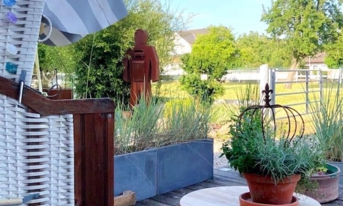 Presen Apartment | Cozy Beachfront Apartment with Ocean View and Garden
