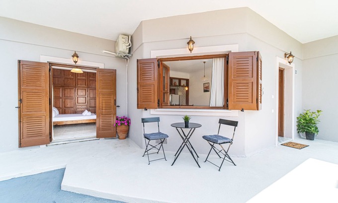 Lefkimmi Apartment | Cozy Apartment 'Corfu' with Ocean View and Shared Garden