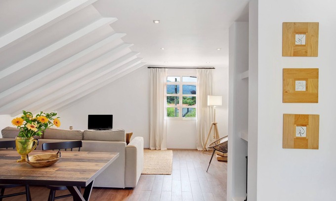 Santana Apartment | Cozy Studio 'Da Olides' with Mountain View & Oceanfront Access