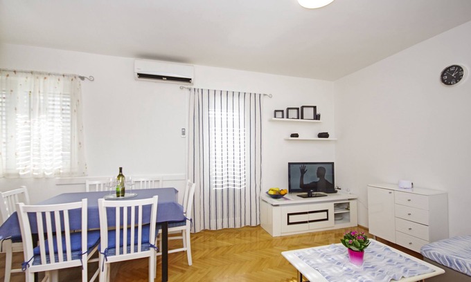 Gorinka Apartment | Oceanfront Apartment Danica in Makarska with Breakfast
