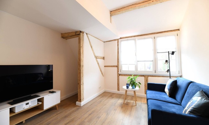 Heppenheim Apartment | Relaxing Apartment 'Das Schiefe Haus' with Balcony & Wi-Fi