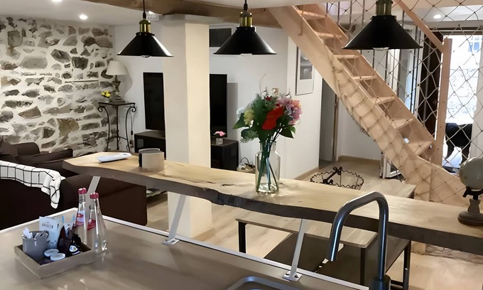 Saint-Romain Apartment | Apartment 'De Charme Saint-Romain' with Wi-Fi and Air Conditioning