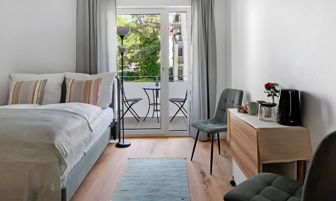 Unterwiehre-Nord Apartment | Cozy Apartment 'Bächle' with Balcony, Wi-Fi & Pet Friendly