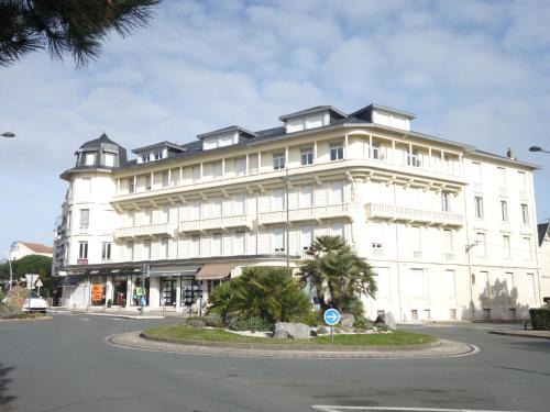 Pontaillac Apartment | Oceanfront Retreat: Apartment de la Plage et d'Angleterre