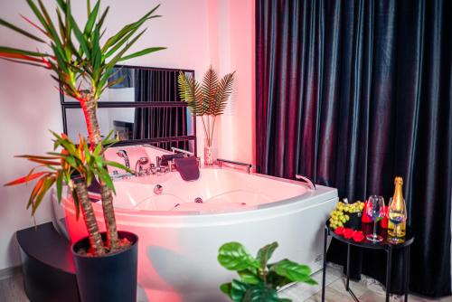 Craiova Apartment | Relaxing Apartment de Lux Craiova with Hot Tub & Fireplace