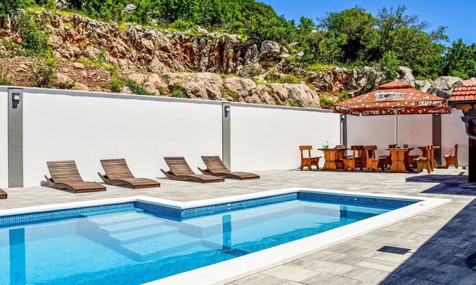 Cesarica Apartment | Charming Apartment Delfin with Oceanfront Pool & Spa