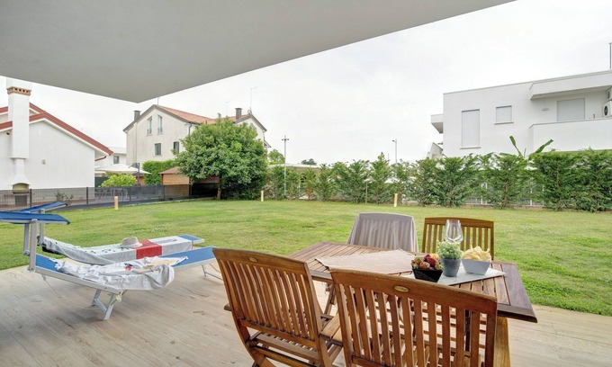Lido di Jesolo Apartment | Apartment 'Deluxe 5' with Shared Garden, Wi-Fi and Air Conditioning