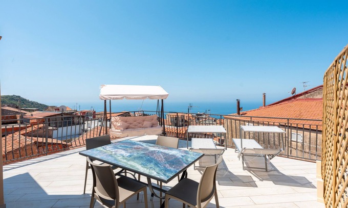 Ascea Apartment | Apartment 'Deluxe Zenone' with Sea View, Wi-Fi and Air Conditioning