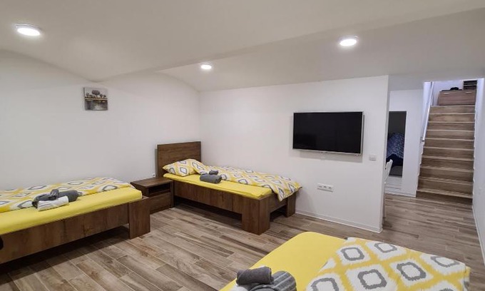 Center Apartment | Guest Favorite: Apartment DINLUX with Breakfast & Family Care