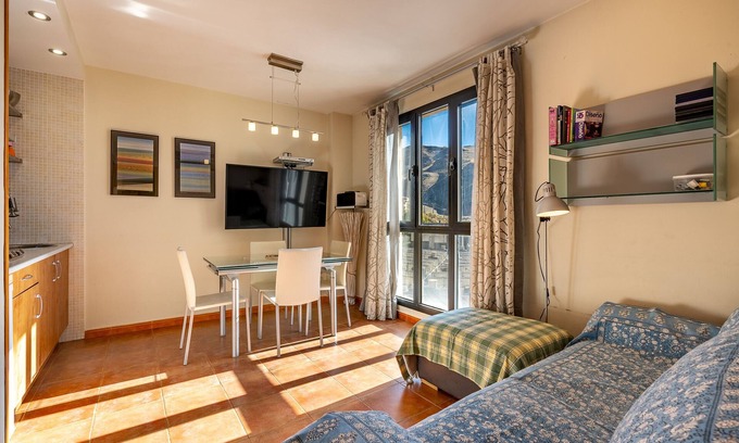 Pradollano Apartment | Cozy Apartment 'Diseño A Pie De Pista' with Mountain Views