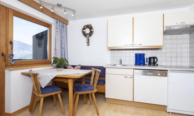 Reith im Alpbachtal Apartment | Family-Friendly Apartment Enzian at House Konrad