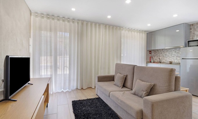 Vilar da Veiga Apartment | Apartment 'E' with Mountain View, Wi-Fi and Air Conditioning