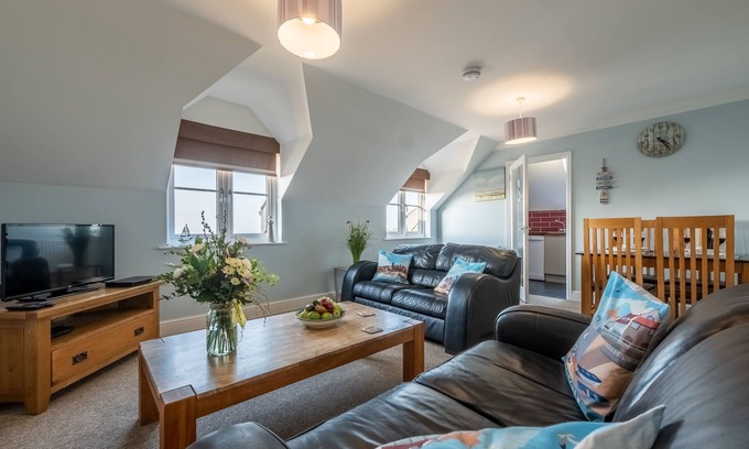Sheringham Apartment | Cozy Apartment Eight by the Sea with Oceanfront Views