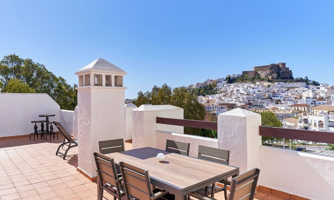 Salobrena Apartment | Cozy 'El Ático Del Oasis' with Ocean View & Shared Pool