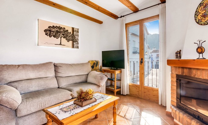 Orba Apartment | Apartment 'El Castellet' with Mountain View, Wi-Fi and Air Conditioning