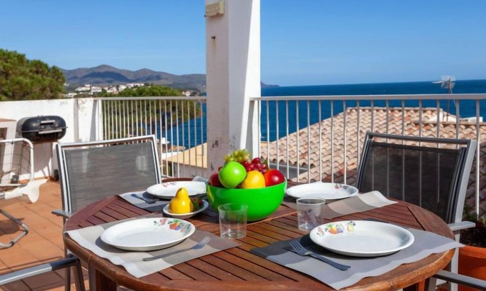 Llanca Apartment | Oceanfront Apartment El Niu: Relaxing Spa & Breakfast Included