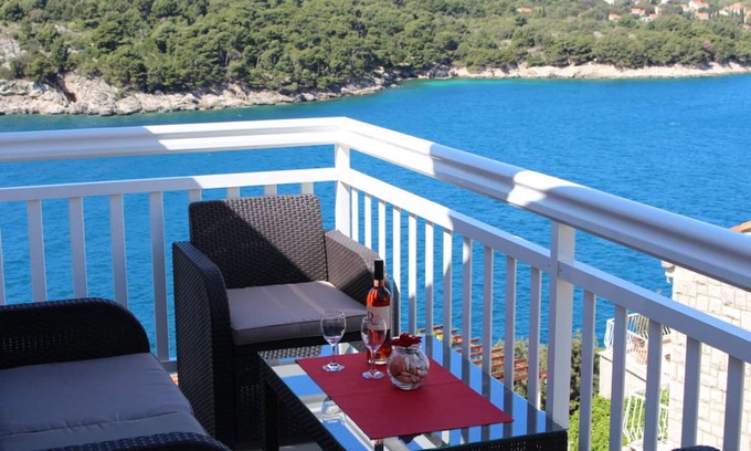 Stikovica Apartment | Discover Oceanfront Bliss at Apartment Ela Dubrovnik