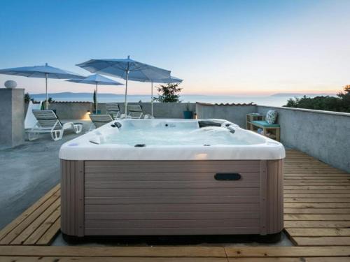 Podgora Apartment | Relax at Apartment Ela with Private Jacuzzi and High Rating