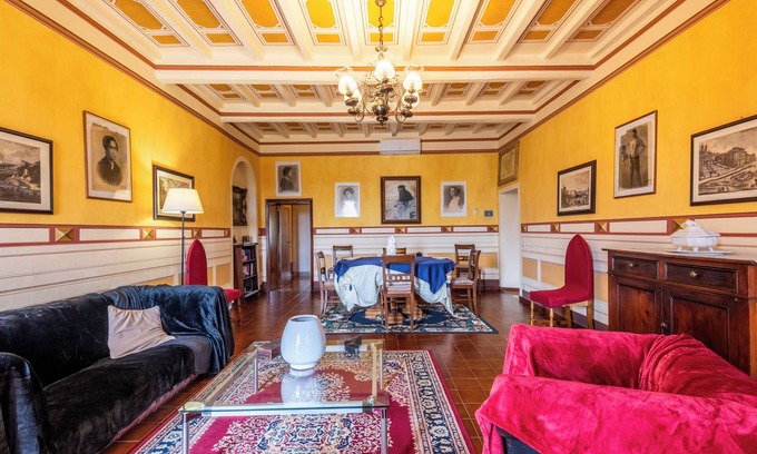 Murlo Apartment | Apartment 'Elegante Vicino Siena' with Shared Pool, Wi-Fi and Air Conditioning