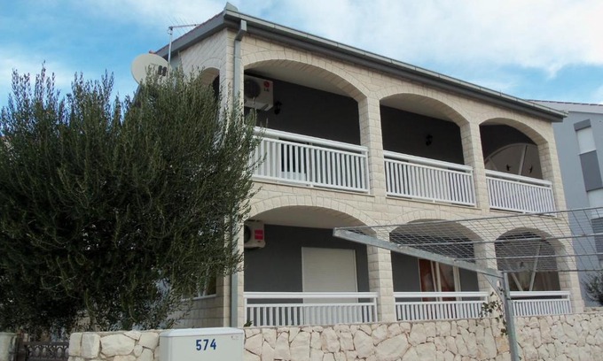 Okrug Gornji Apartment | Guest Rated 10/10: Apartment Elena with Oceanfront Pool