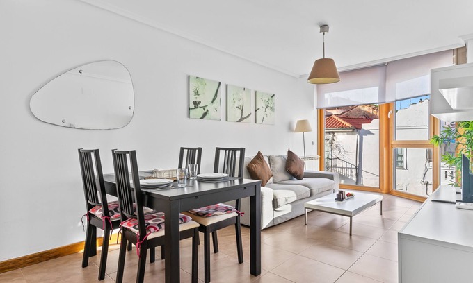 Santona Apartment | Cozy Apartment in Santoña with Ocean Views and Wi-Fi