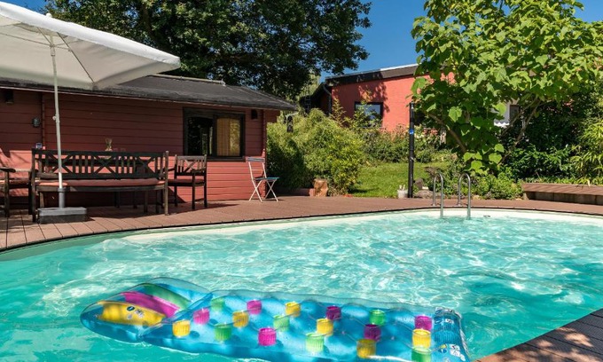 Neuhof Apartment | Relaxing Stay at Apartment 'Entspannen im Taunus' with Pool