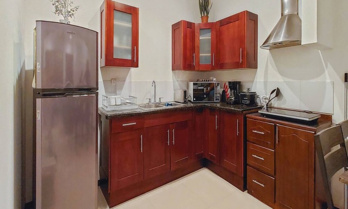 Liberia House | Ideally Located Apartment with Kitchen and Breakfast Options